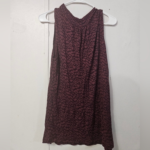 Banana Republic Sleeveless Maroon Print Top! - Picture 1 of 4